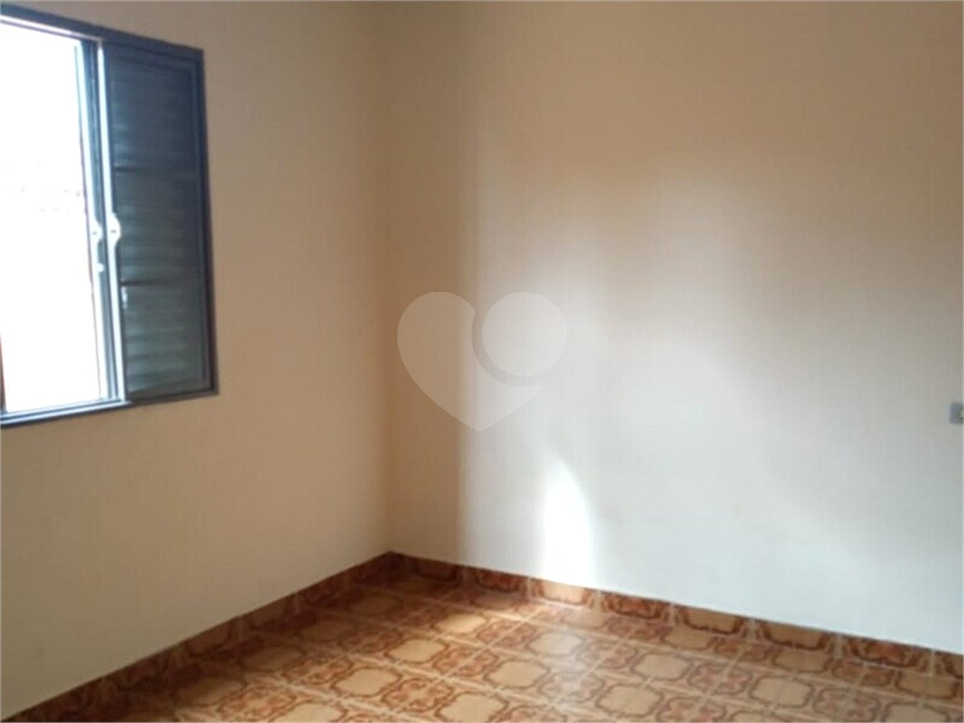 Casa térrea e espaçosa no centro da cidade por apenas R$370.000,00!!! Vamos agendar uma visita?