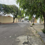 Casa térrea à venda no Douradinho com 2 quartos e edícula com mais dois quartos e 2 banheiros.