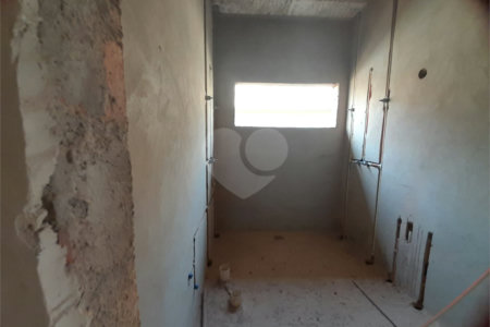 Casa em Construção com Área Gourmet e Piscina no Condomínio Damha II