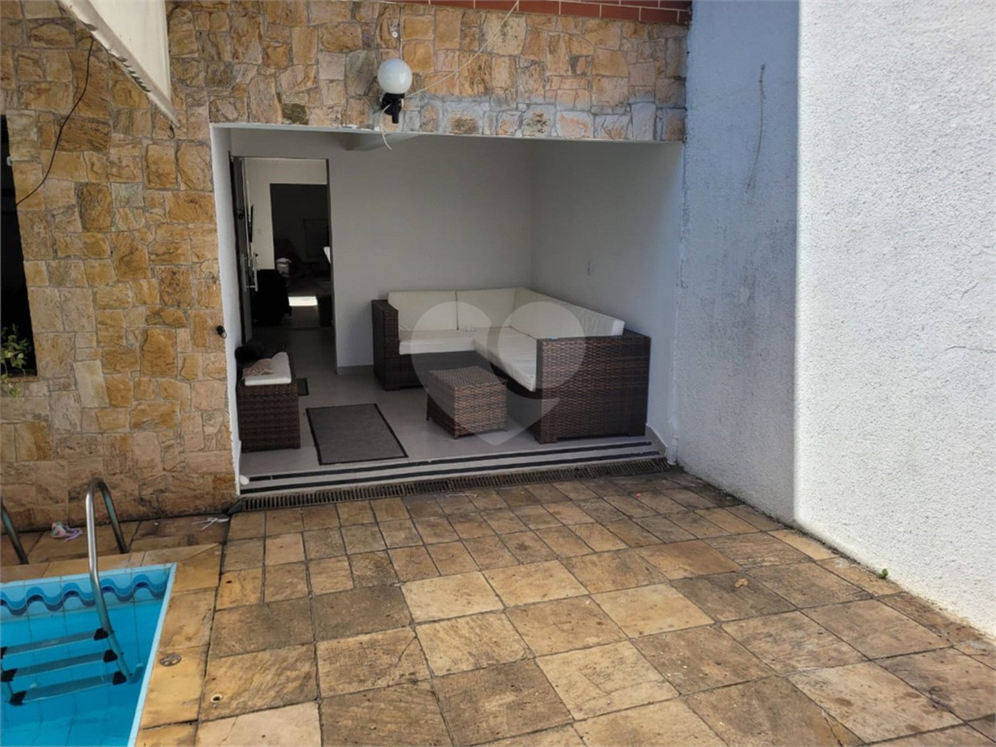 Sobrado com 14 metros de frente , na Região do Jardim Guapira , próximo ao Clube Guapira com 5 dormitórios, sendo 3 suíte com armários embutidos ,banheiro social, Sala para 2 ambientes, escritório com banheiro .cozinha ampla com armários, área de serviço ,dispensa, quintal com banheiro externo c