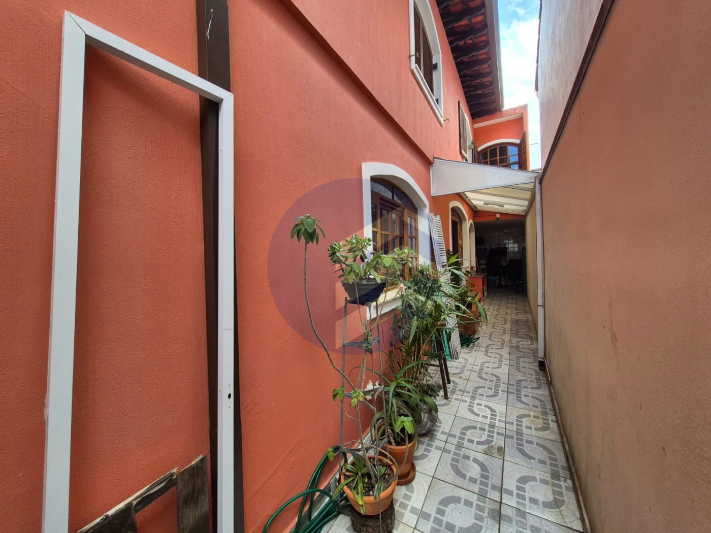 Sobrado à venda com 166 m², 3 dormitórios, 3 vagas cobertas, terraço com vista livre e 16 placas solares! Próximo à USP.