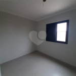 Apartamento COBERTURA com 66m2, 3 quartos, banheiro, sala, cozinha, quintal e 1 vaga