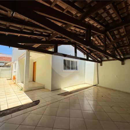 Casa á venda, com 3 dormitórios, no bairro Planalto paraíso em São Carlos.