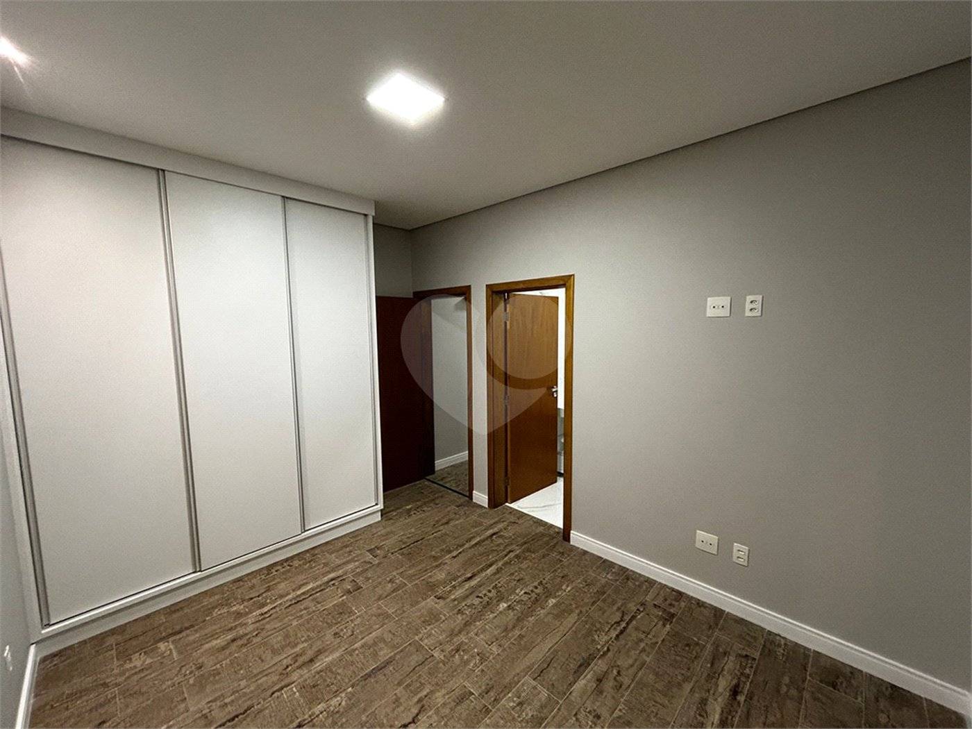Casa para venda no condomínio de alto padrão Damha III,