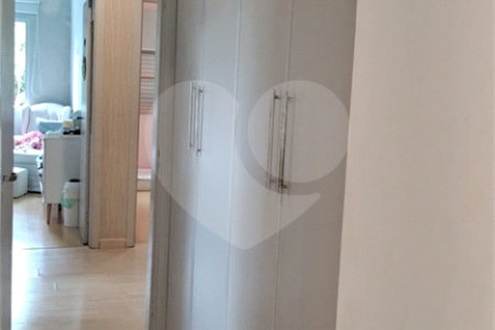 Apartamento a venda na Aclimação com 4 dormitórios e 2 vagas.