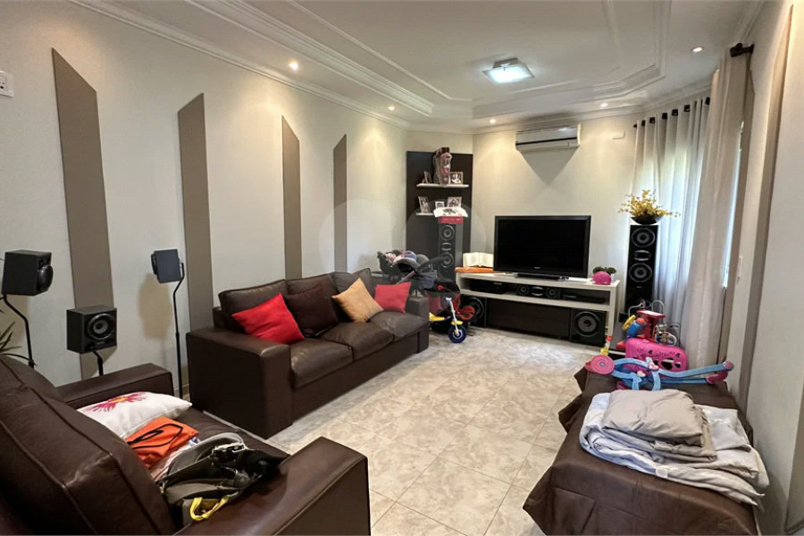 Casa em Condomínio Fechado com 4 suítes e área de lazer completa.