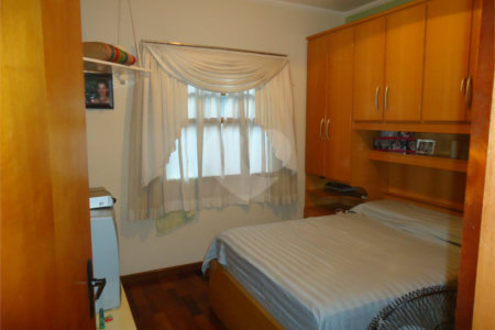 Sobrado com 4 quartos sendo 2 suítes.