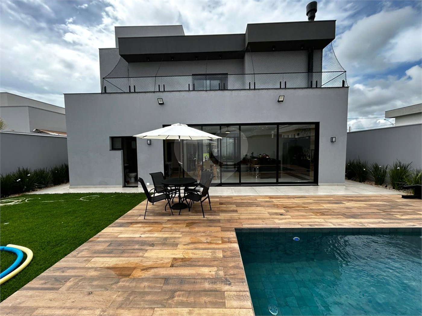 Casa de alto padrão para venda no condomínio Damha III.