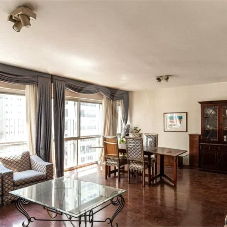Este elegante apartamento em Higienópolis oferece 224m² de área muito bem distribuída, perfeito para quem valoriza conforto