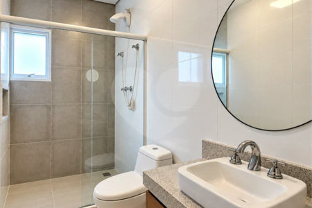 Sobrado geminado com 185 m², 3 suítes, closet, 4 vagas, área gourmet, sótão, energia solar, aquecimento de água e sistema completo de segurança.