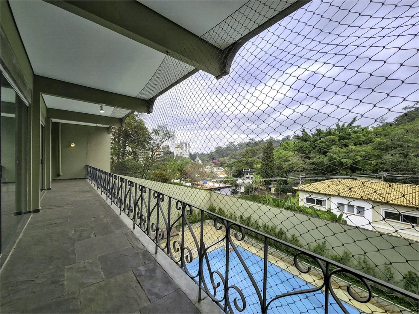 CASA EM RUA FECHADA NA REGIÃO DO MORUMBI / REGIÃO DO CLUBE PAINEIRAS