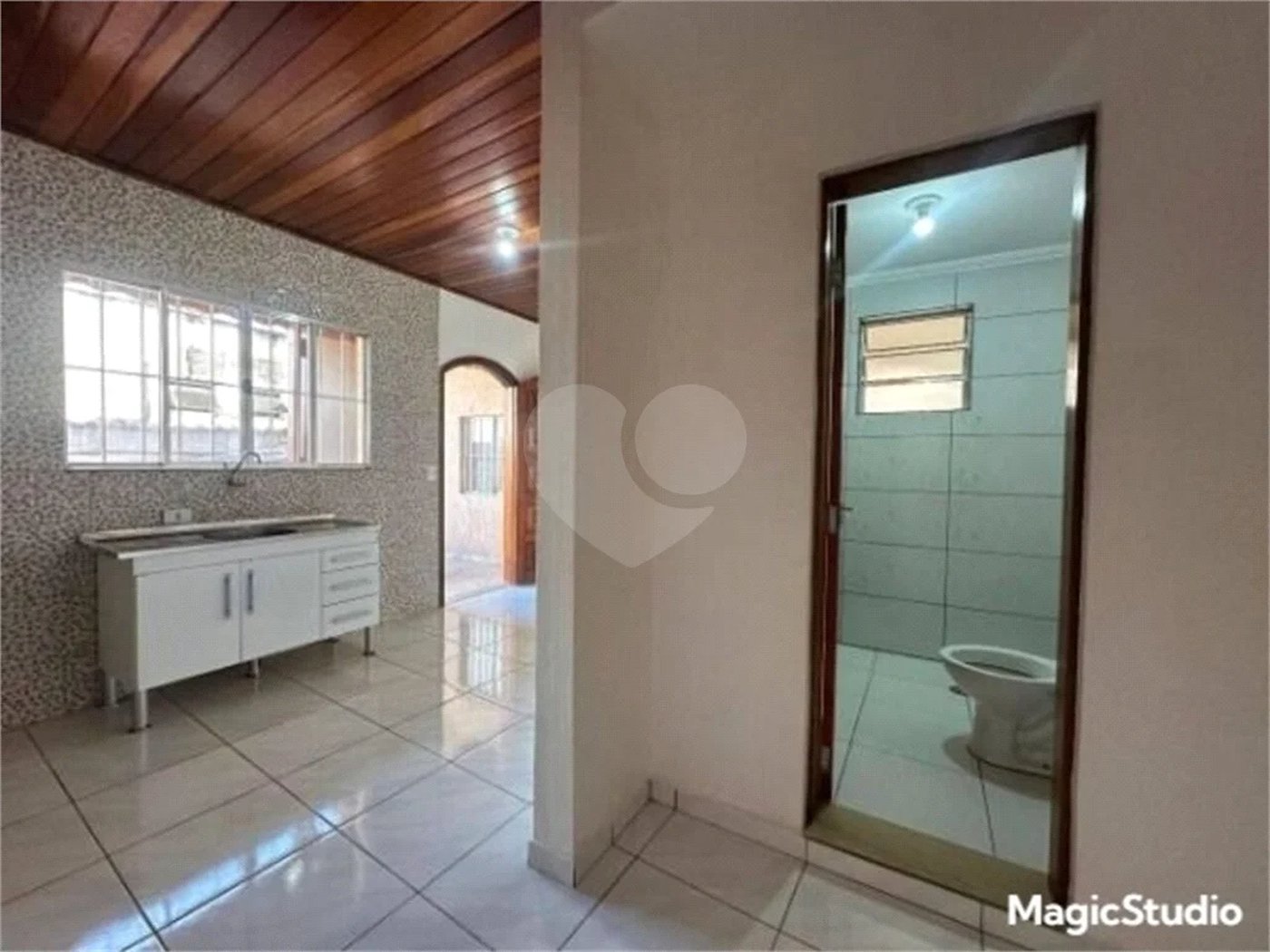 Casa com 200m² , 5 dormitórios , sendo 1 suíte , 3 vagas de garagem , à venda em Guarulhos.