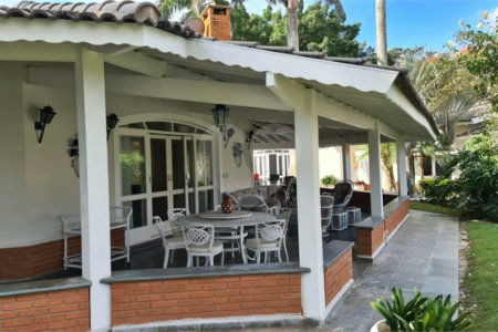 Casa à venda com 5 quartos, sendo 3 suítes,  no condomínio Village Sans Souci, Valinhos - SP
