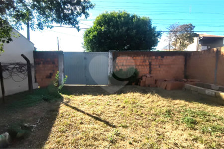 Terreno á venda no Jardim Tangara.