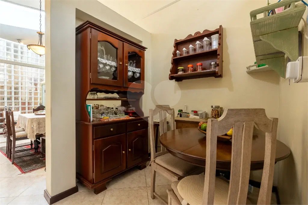 Casa a venda no Planalto Paulista, 2 suítes, 4 vagas, 230 m², quintal e localização privilegiada