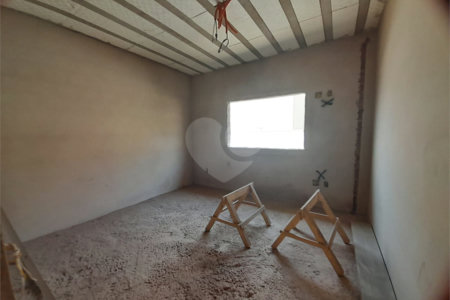 Casa em Construção com Área Gourmet e Piscina no Condomínio Damha II