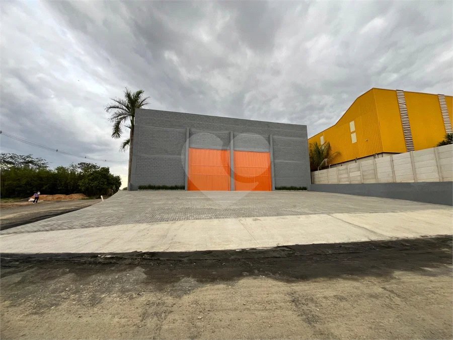 GALPÃO INDUSTRIAL NOVO – 800 M² - Em frente à Rodovia Kanela Forti