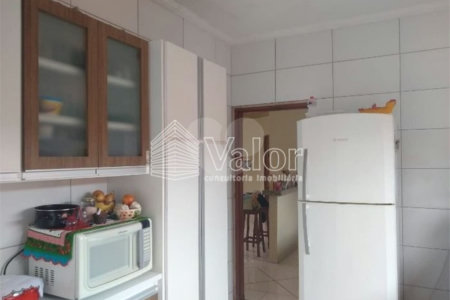 Casa Térrea com 3 dormitórios, sendo 1 suíte.