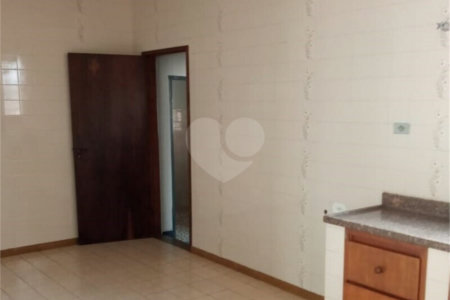 Casa térrea e espaçosa no centro da cidade por apenas R$370.000,00!!! Vamos agendar uma visita?