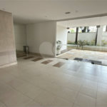 Apartamento de 155 m² com 4 dormitórios, varanda e 2 vagas de garagem. Condomínio com piscinas adulto, infantil e aquecida, lazer e portaria 24 horas.
