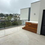 Sobrado de alto padrão no Swiss Park, totalmente reformado, com 4 suítes, piscina, elevador, espaço gourmet, 4 vagas e condomínio com lazer completo.