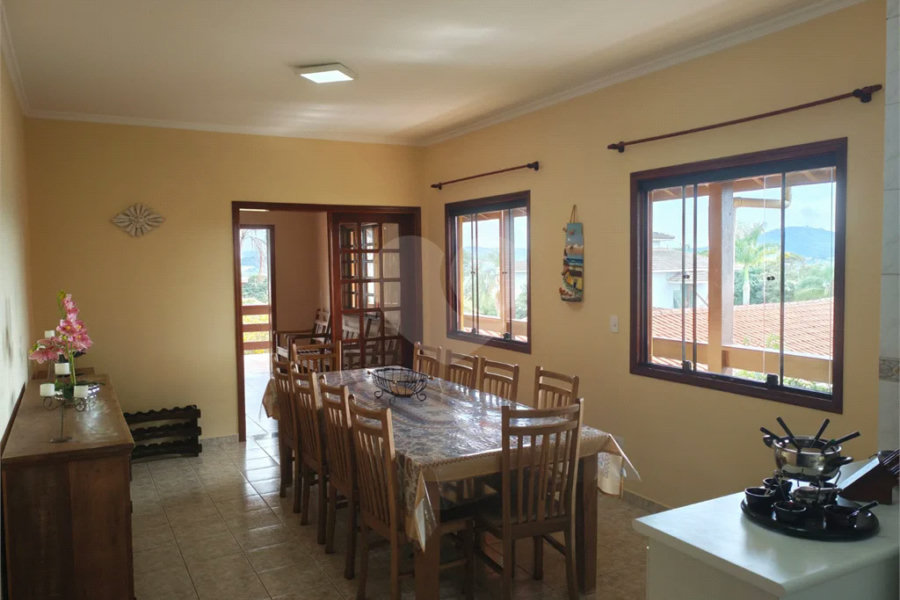 Casa à venda com 4 quartos, sendo 2 suítes,  em Country Residencial Felix, Bom Jesus dos Perdões, SP