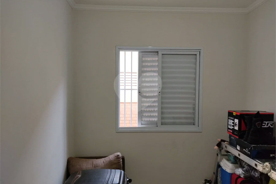 Apartamento térreo , três quartos sendo uma suíte.