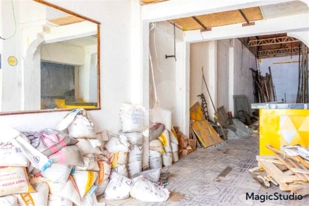 Casa em processo de reforma, com 208m², 2 dormitórios, 8 vagas, à venda no Tatuapé.