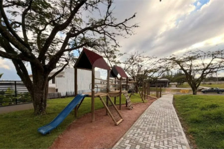 Terreno à venda no Condomínio Jardim Villa Sapezal, em Indaiatuba (Chácara Alvorada) — R$ 580.000,00 - Terreno com 360m² de área total (12x30), o terreno é plano e está localizado na entrada do condominio,O Jardim Villa Sapezal conta com infraestrutura completa, ruas largas e pavimentadas, portaria