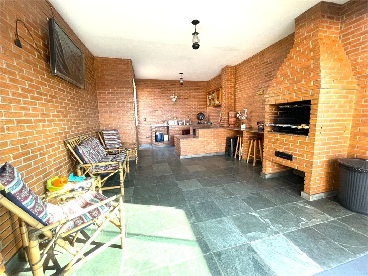Sobrado à venda com 182m² 3 quartos, 2 vagas e churrasqueira em excelente localização