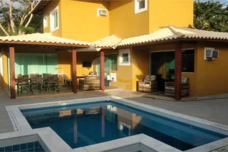 Casa à Venda - 5 Quartos em Condomínio no Centro de Búzios