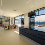 Indaiatuba - Quintas da Terracota - 1252 m² de terreno - casa térrea com 514 m² de área construída -3 vagas de garagem cobertas e 3 descobertas Lavabo - Sala de estar e jantar amplas e integradas - Escritório privativo - Cozinha toda equipada com geladeira, forno, micro-ondas, lava-louças,