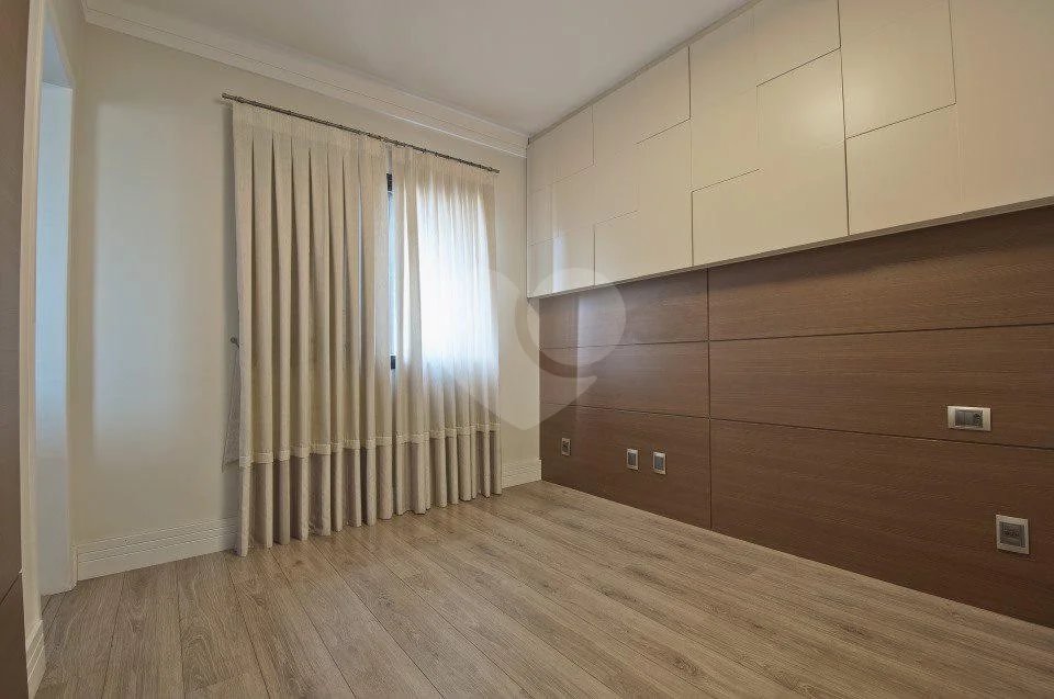 Linda cobertura Duplex om 3 dormitórios, sendo uma suíte com armários e ar condicionado e 2 vagas .