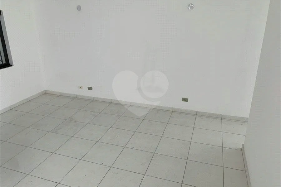 Casa espaçosa com 3 quartos, suíte, quintal e 2 vagas na Vila Santa Catarina