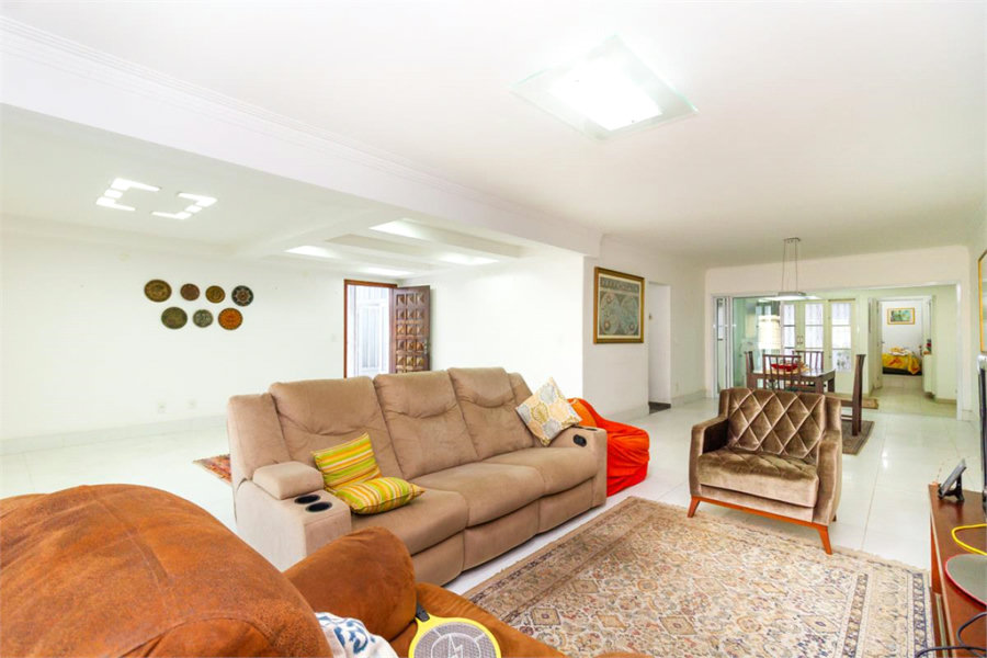 Casa Sobrado à venda com 342 m², 3 dormitórios, sendo 2 suítes, 4 vagas na Vila Mariana - São Paulo.