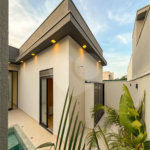 Indaiatuba - Condominio Sapezal - R$ 2.400.000,00 - Área Total 360,00 m² - Área Construída 213,32 m² - TÉRREA - 03 suítes sendo a master com closet; - Escritório; Lavabo; Cozinha com cooktop e planejados; Gourmet com churrasqueira; Ambientes preparados para ar condicionado; Piscina com cascata,