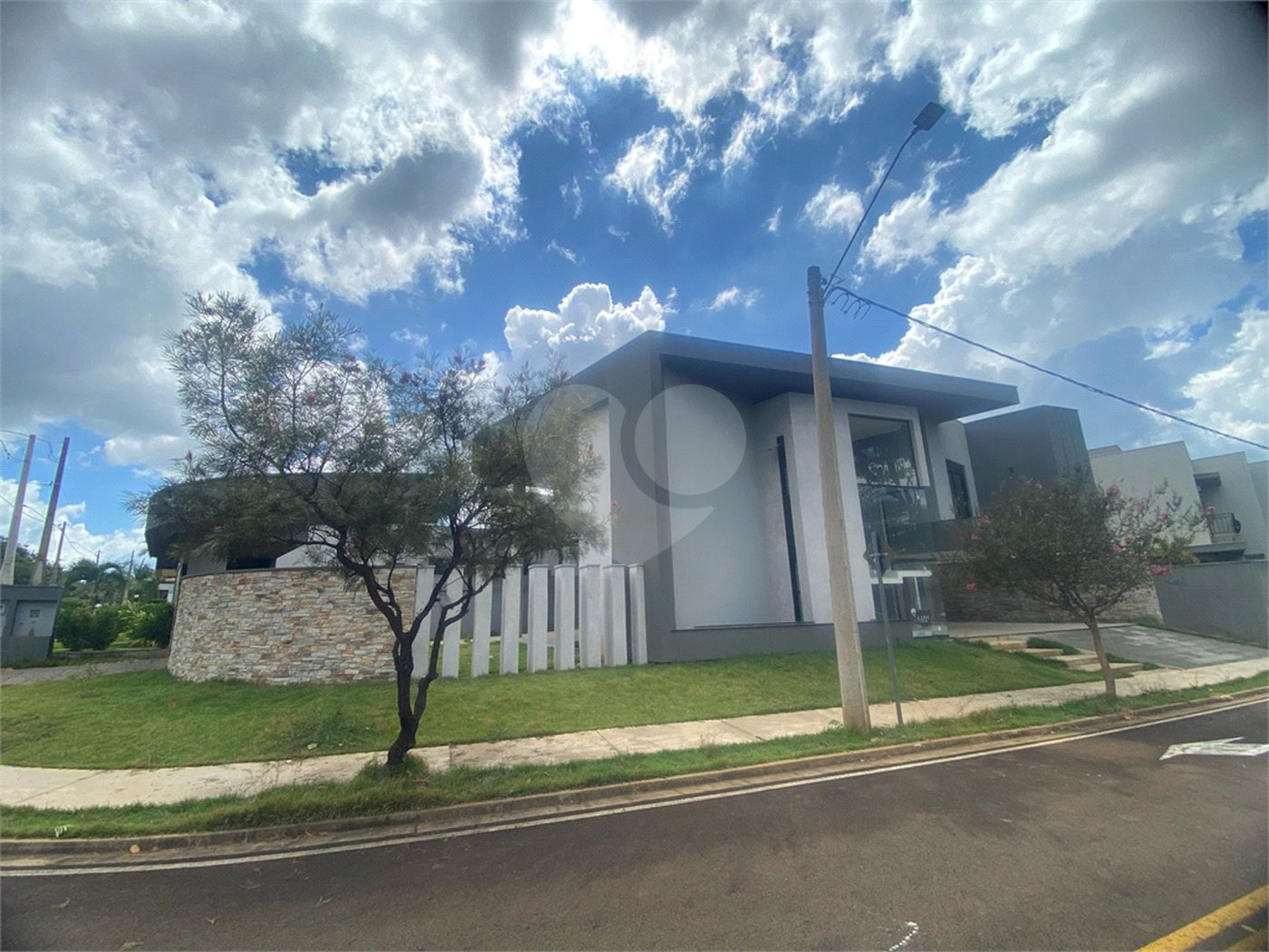 Casa à Venda no Condomínio Damha III