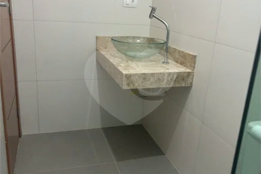 Sobrado à venda ou para alugar com 3 suítes em Horto, São Paulo, SP