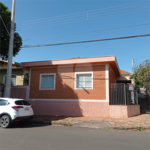 Linda casa no centro com 3 quartos.