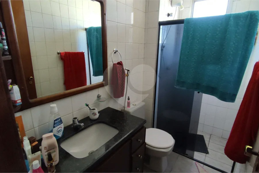 Vende-se apartamento de dois dormitórios no Edifício Marseille, no Centro de Piracicaba;