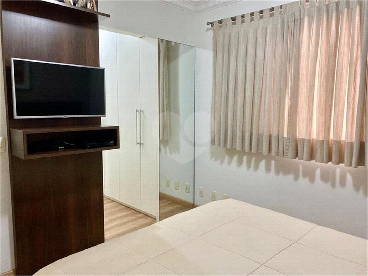 Apartamento de 03 dormitórios sendo 1 suíte e 02 vagas de garagem.