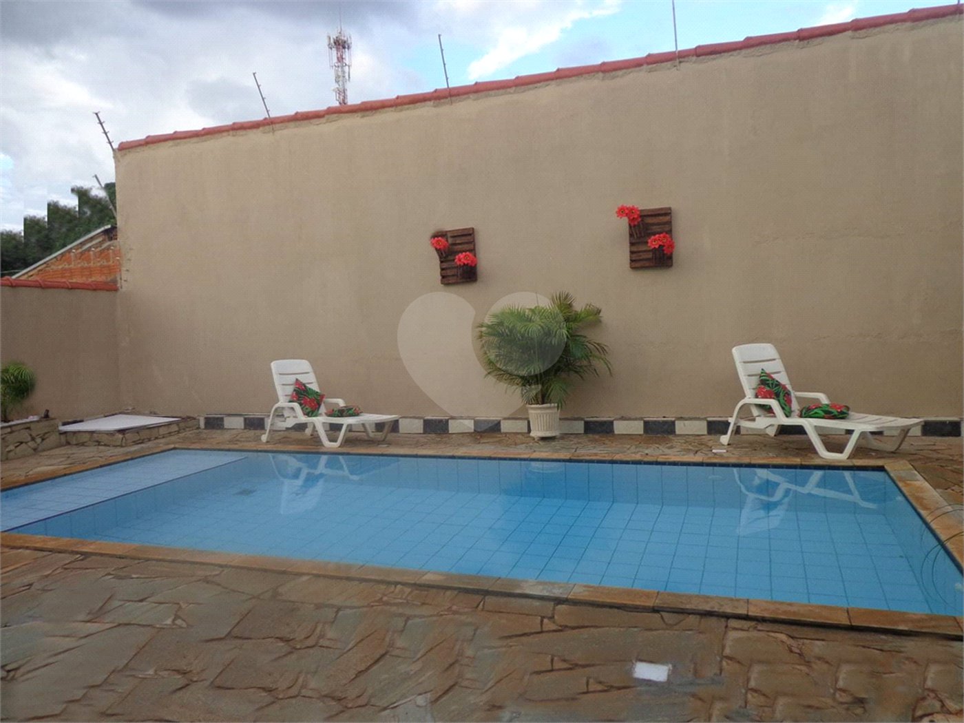 Casa Térrea com 3 dormitórios, sendo 1 suíte.