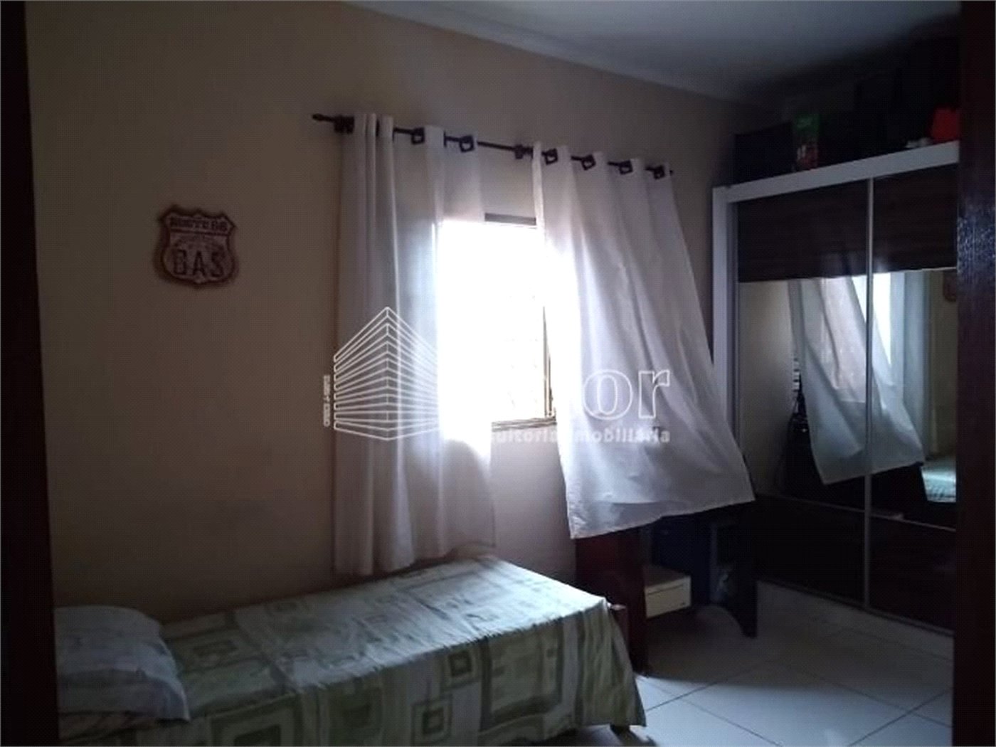 Casa Térrea com 3 dormitórios, sendo 1 suíte.