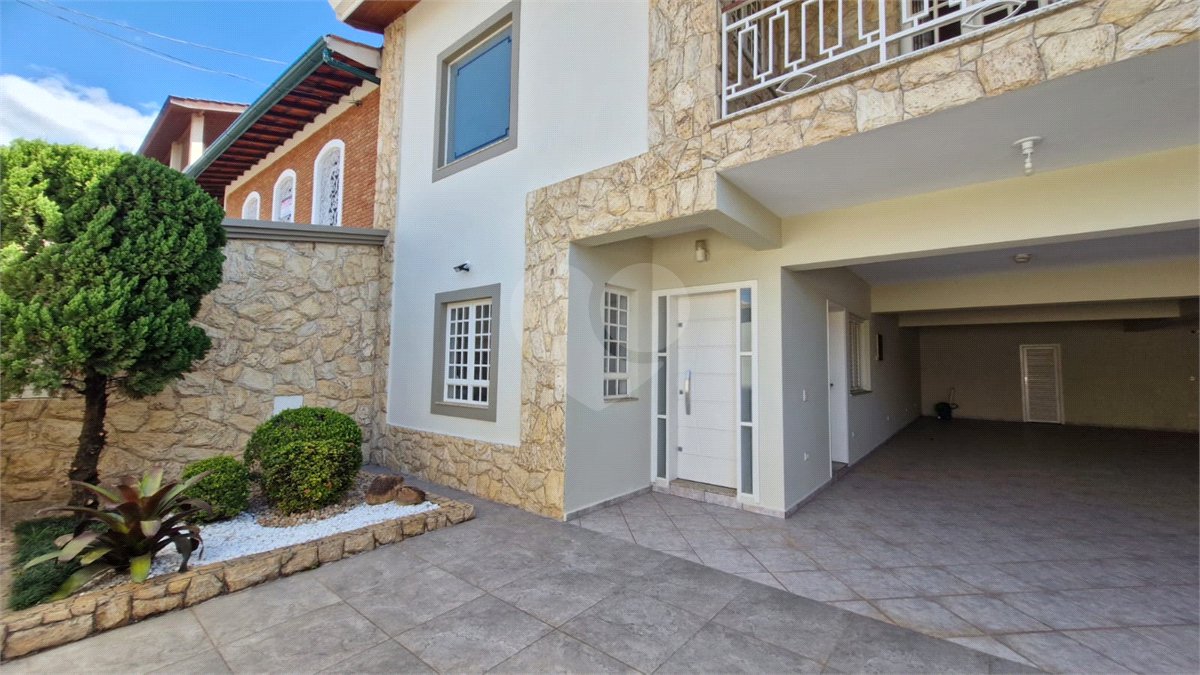 Casa sofisticada à venda em bairro nobre de Atibaia | 3 dormitórios | 408 m²