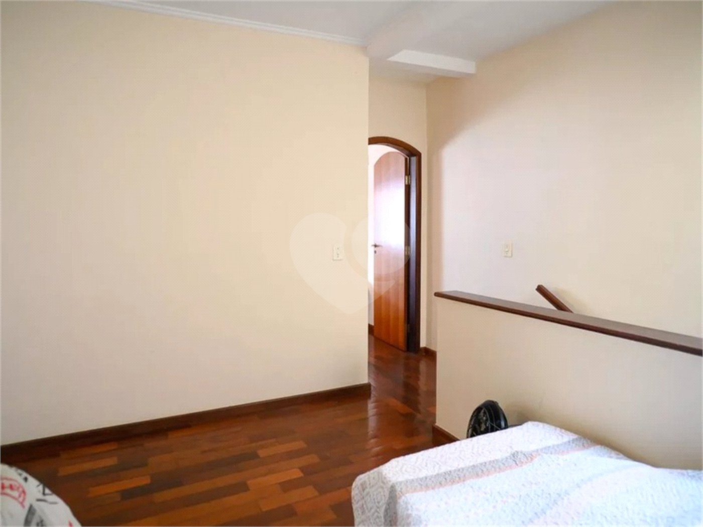 Sobrado com 2 vagas.