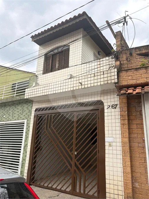 São Paulo - Capital - Bairro Santa Cruz - R4 495.000,00 - Aceita permuta por imóvel na cidade de Indaiatuba- Sp - Sobrado em rua residencial sem saída e com praça particular. O imóvel possui 2 quartos — 1 suíte com dois ambientes e acesso a hall externo. Sala ampla, cozinha com dois ambientes