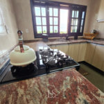 Indaiatuba- Vale das Laranjeiras - Vista dos fundos para o lago - Casa assobradada - 3 pisos, 4 quartos, 2 suítes, uma com hidro ,escritório, sala 3 ambientes, lareira, lavabo,cozinha ampla, despensa, lavanderia, churrasqueira, forno pizza, 6 wcs, piscina, jardim despensa, garagem, segurança