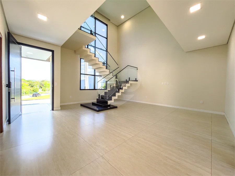 Indaiatuba - Condomínio Milano - Sobrado - 350 m² de terreno - 240 m² de área construída - 4 vagas de garagem, sendo 2 cobertas - Salas de estar e jantar integradas - 3 suítes com closet e varanda no pavimento superior - Escritório no térreo - Espaço gourmet com churrasqueira - Banheiro externo