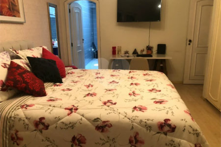 Sobrado com 363m² à venda no Alto da Moóca - 3 suítes e 6 vagas.