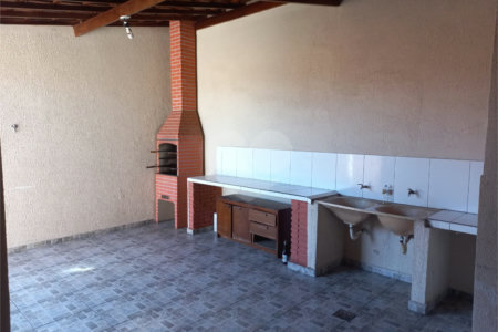 Casa térrea com 3 dormitórios, sendo 1 suíte.